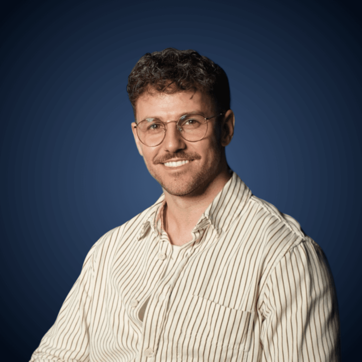 Portrait de chasseur de tête à Laval chez Laperle Corp, agence de placement à Montréal et recrutement haut de gamme.